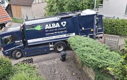 Einer der beiden elektrrisch angetriebenen Müllabfuhr-Lkw von Alba Neckar-Alb hält an einer vollen Restmülltonne in Glems.