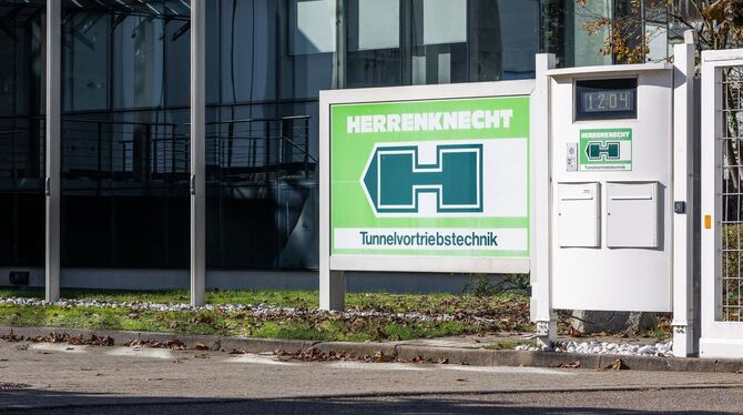 Streit um Blümenkübel vor Herrenknecht-Firmenzentrale Streit um Blümenkübel vor Herrenknecht-Firmenzentrale