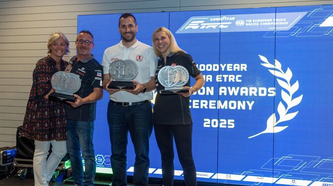 Die Ammerbucherin Steffi Halm (rechts) mit der silbernen Trophäe für Platz drei in der Truck-Europameisterschaft.