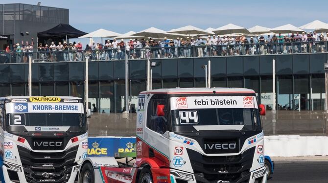 Steffi Halm (vorne) verteidigt in ihrem Schwabentruck-Iveco im letzten Saison-Lauf nervenstark ihren dritten Platz.