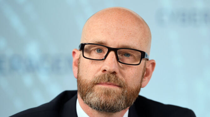 lsn, san, Parteien Peter Tauber (CDU), ehemaliger Parlamentarischer Staatssekretär im Bundesministerium der Verteidigung, hat sich für eine Locker