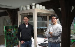Das Künstlerduo atelierJAK (Andreas Geisselhardt und Jangyoung Jung) in seiner Ausstellung »What You Get Is What You See« im Kun