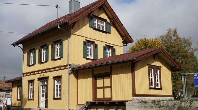 Der 1893 erbaute Bahnhof Gomadingen erstrahlt jetzt wieder in den Originalfarben.  FOTO: LENK
