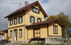 Der 1893 erbaute Bahnhof Gomadingen erstrahlt jetzt wieder in den Originalfarben.  FOTO: LENK