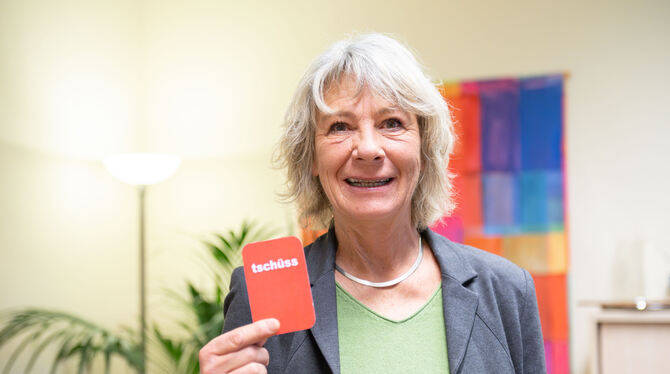 Die rote Stopp-Karte musste sie in den vergangenen fast 25 Jahren oft hochhalten, jetzt sagt sie damit »tschüss«: Florence Wetze