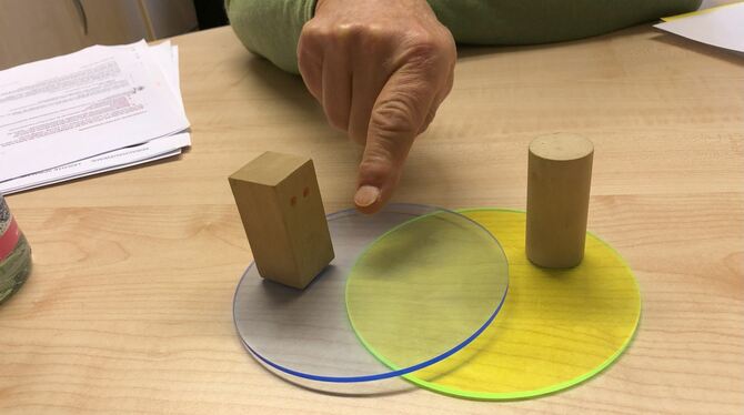 Jeder Mensch bringt eine Aura mit. Anhand von Bauklötzen und Plexiglasscheiben verdeutlicht Florence Wetzel, wie sich die innerh