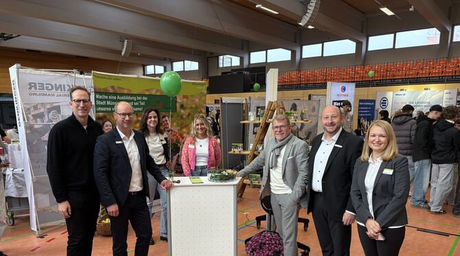 Messerundgang mit Besuch am Stand der Stadt Münsingen.