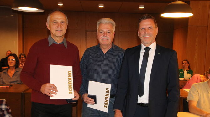 Pliezhausen Verdienstmedaille Schneider Zimmermann Ulrich Schneider (links) und Peter Zimmermann (mitte) wurden von Bürgermeister Christof Dold für ihre vielfältigen ehrenamtliche