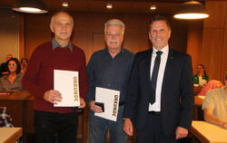 Ulrich Schneider (links) und Peter Zimmermann (mitte) wurden von Bürgermeister Christof Dold für ihre vielfältigen ehrenamtliche