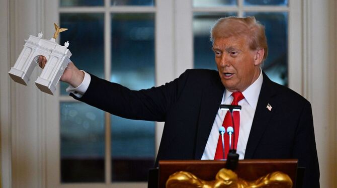 US-Präsident Trump präsentiert Modell eines Triumphbogens