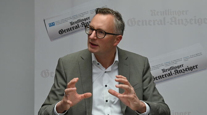 Eine stotternde Wirtschaft, klamme Kommunen, marode Schulgebäude. Grünen-Fraktionsvorsitzender Andreas Schwarz gibt sich im GEA-