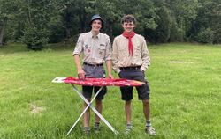 Björn Bader und Milan Bauer finden immer wieder neue Orte, an denen gebügelt werden kann.
