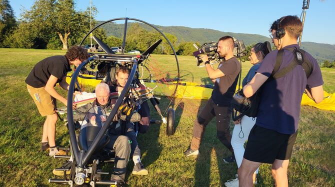 Extrembügeln Gleich wird in luftiger Höhe gebügelt. Beim Dreh mit dem SWR ging es für Björn Bader mit dem Bügelbrett hoch hinaus.