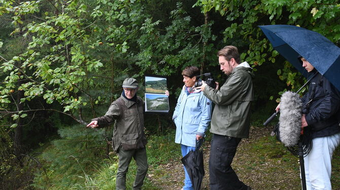 Mössinger Natur im Wandel: Bergrutschführer Armin Dieter erläutert dem TV-Team um Sonja Faber-Schrecklein die Veränderungen am A