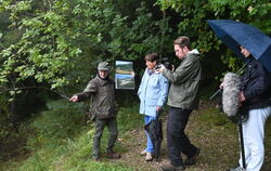 Mössinger Natur im Wandel: Bergrutschführer Armin Dieter erläutert dem TV-Team um Sonja Faber-Schrecklein die Veränderungen am A