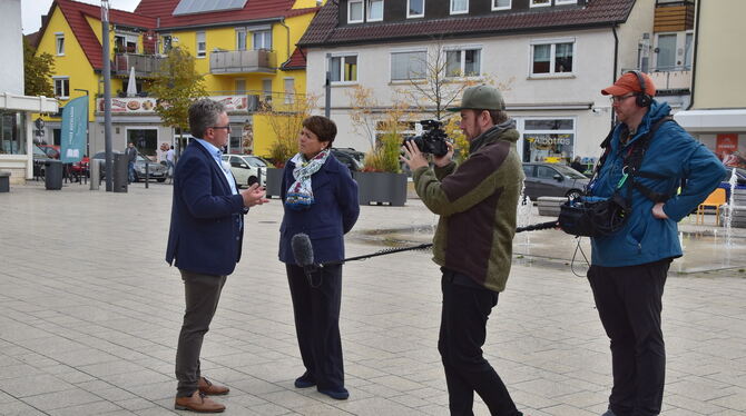OB Michael Bulander in der Mitte seiner Stadt im Interview mit SWR-Moderation Sonja Faber-Schrecklein