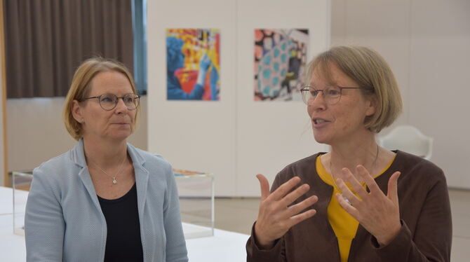 Pausa Museumsleiterin Dr. Franziska Blum (links) und Gedok-Vertreterin Dr. Kathrin Fastnacht präsentierten die neue Ausstellung in der