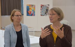 Museumsleiterin Dr. Franziska Blum (links) und Gedok-Vertreterin Dr. Kathrin Fastnacht präsentierten die neue Ausstellung in der