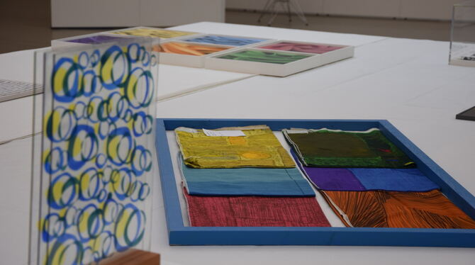 Kunst Glaskunst trifft auf Originale aus der umfangreichen Stoffsammlung der Pausa.