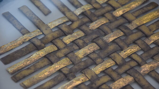 Kunst Heidi Degenhardt griff die sichtbaren Webmuster der Leinenstoffe in ihrer Porzellankunst auf.