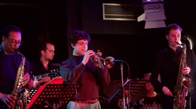 Das international zusammengesetzte Soul Jazz Septet glänzt mit kraftstrotzenden Improvisationen.