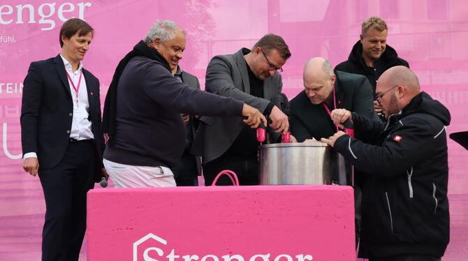 Die Zeitkapsel wird fachmännisch von Bürgermeister Stefan Wörner (Mitte) und den Beteiligten verschlossen. Sie kommt anschließen