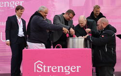 Die Zeitkapsel wird fachmännisch von Bürgermeister Stefan Wörner (Mitte) und den Beteiligten verschlossen. Sie kommt anschließen