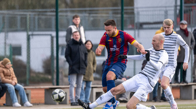 Trainer und Spieler auf höchstem Niveau. SG-Legende Zvonimir Kvesic im Zweikampf gegen Joscha Kralewski (links, SSC Tübingen).