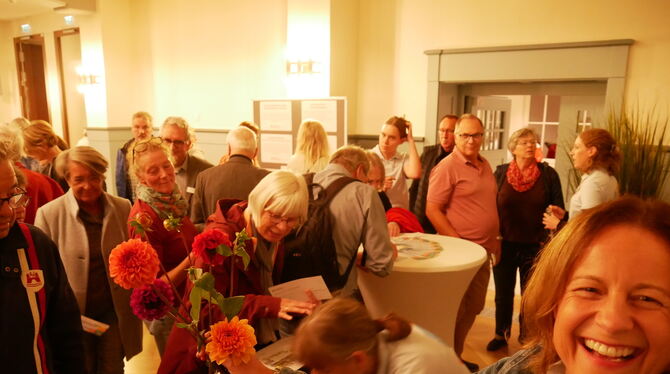 Birgit Adolph vom Uracher Gartenschau-Team kam nach der Veranstaltung kaum nach, Dahlien an die Bürger zu verteilen, die sich vo