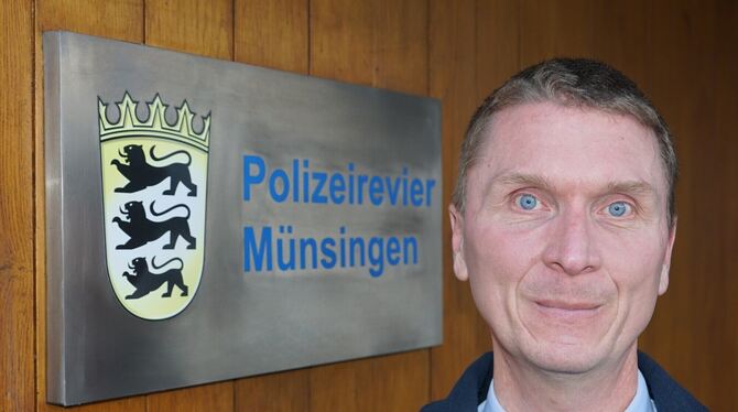 Robert Heinrich, Chef des Polizeireviers Münsingen, stellte den Kriminalitätslage-bericht vor.  FOTO: LENK