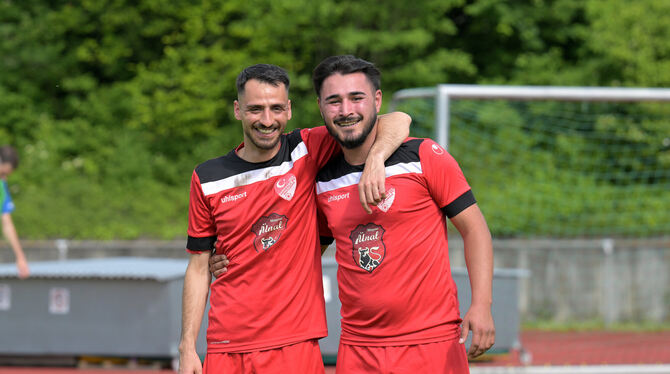 Haben derzeit viel Grund zur Freude: Onur Seyhan (links) und Mert Demirel vom Anadolu SV Reutlingen. FOTO: BAUR Haben derzeit viel Grund zur Freude: Onur Seyhan (links) und Mert Demirel vom Anadolu SV Reutlingen. FOTO: BAUR