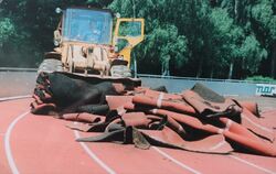 In den 70er-Jahren gebaut, musste die Kunststoffbahn bereits 1991 augetauscht werden und ist zwischenzeitlich wieder in einem sc