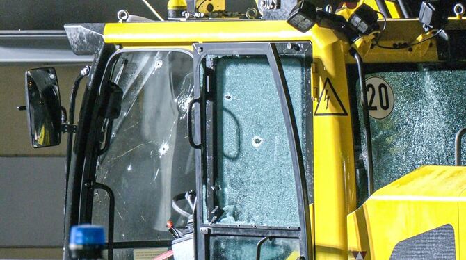 Zerstörungsfahrt mit Bagger Zerstörungsfahrt mit Bagger