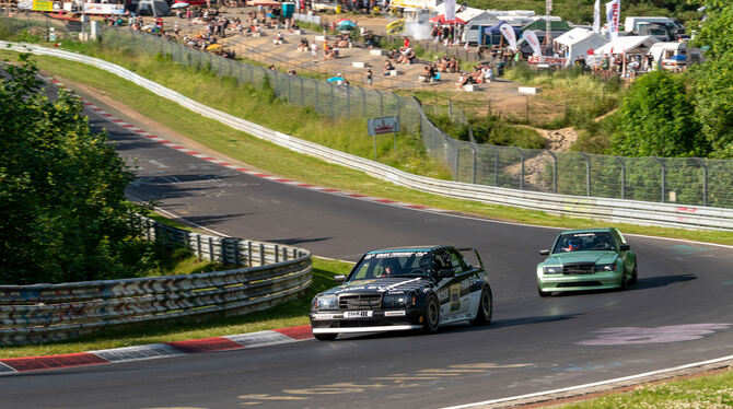 Zwei Prototypen des HWA EVO werden auf dem Nürburgring präsentiert.