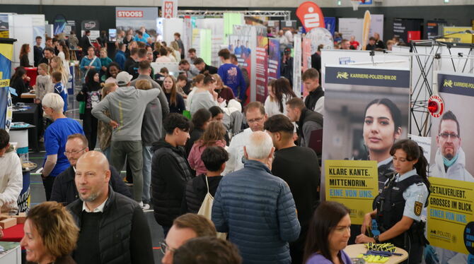 Viel los, bei der Ausbildungsmesse in Genkingen - junge Menschen trafen auf eine große Vielfalt an Betrieben, Unternehmen, Arbei