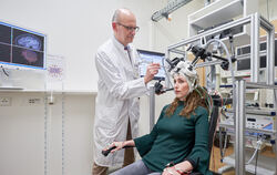 Bei einer Frau wird das Gehirn untersucht.