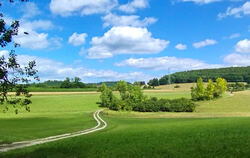 Sehr wahrscheinlich schon uralt ist der Weg von Kloster Offenhausen über Zizelhausen auf der Anhöhe nach Gächingen.