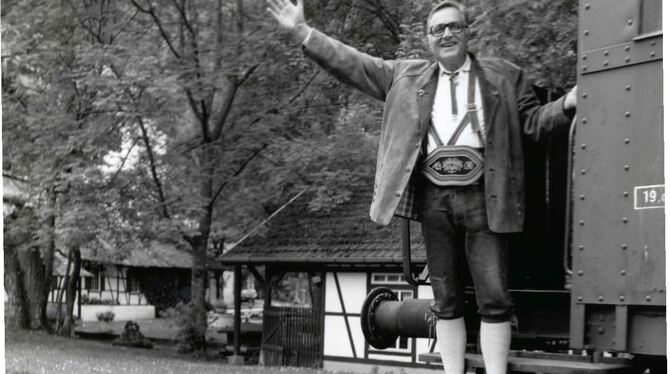 Karl-Otto Künkele auf einem Eisenbahnwagon bei seiner Mühle neben einer Schar Gänsen.