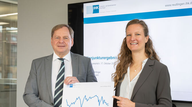 Hauptgeschäftsführer Wolfgang Epp und Konjunkturexpertin Antonia Hettinger von der Industrie- und Handelskammer Reutlingen stell