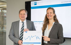 Hauptgeschäftsführer Wolfgang Epp und Konjunkturexpertin Antonia Hettinger von der Industrie- und Handelskammer Reutlingen stell