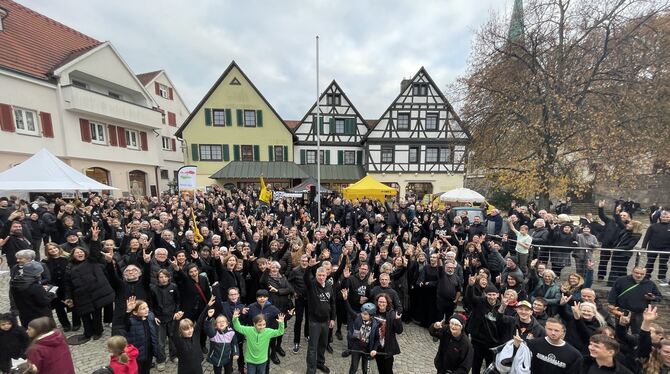 Gute Stimmung trotz schwarzer Kleidung. Die Kirchentellinsfurter beim  SWR Hitparaden-Duell.
