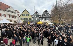 Gute Stimmung trotz schwarzer Kleidung. Die Kirchentellinsfurter beim  SWR Hitparaden-Duell.