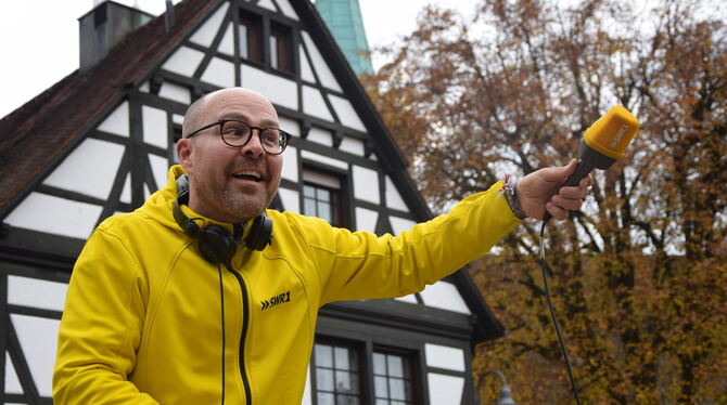 »Ihr müsst jetzt richtig durchdrehen«: SWR-Moderator Max Oehl auf dem Kirchentellinsfurter Rathausplatz.