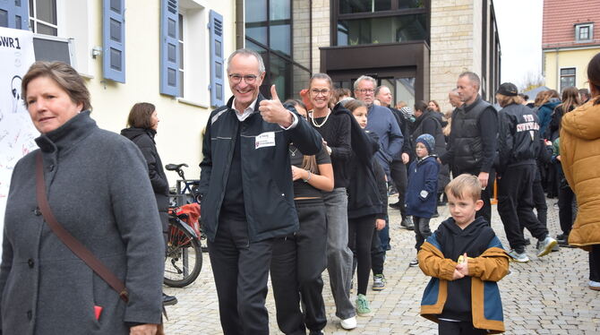 Anstehen zum Zählen: Auch Bürgermeister Bernd Haug machte lachend mit.