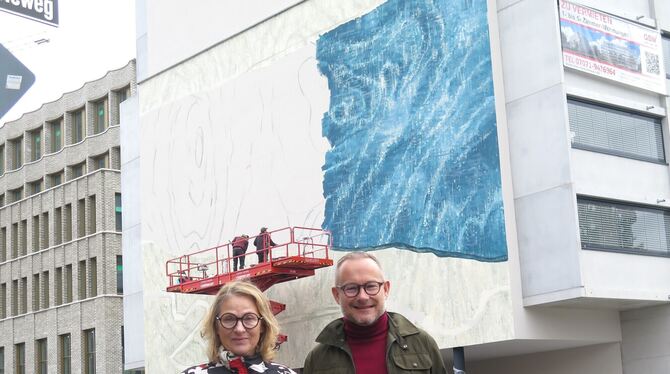 Tanja Niederfeld Die Künstlerin Tanja Niederfeld und der GSW-Geschäftsführer Roy Lilienthal vor dem entstehenden Fassadenkunstwerk.
