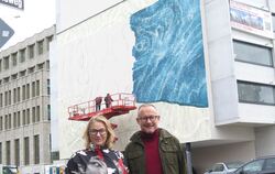 Die Künstlerin Tanja Niederfeld und der GSW-Geschäftsführer Roy Lilienthal vor dem entstehenden Fassadenkunstwerk.