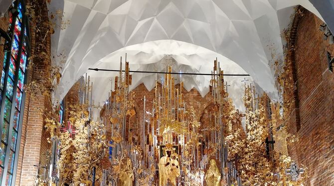 Der weltgrößte Bernsteinaltar Jankowskis mit polnischen Fahnen.  FOTOS: ZIMMERMANN