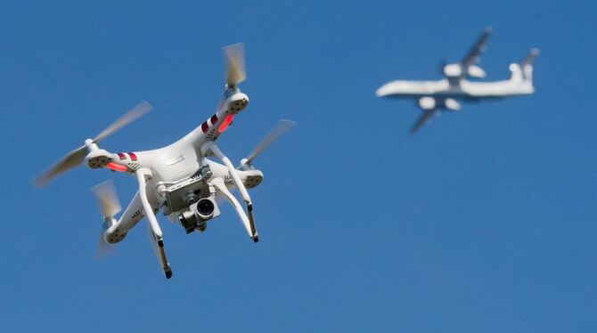 Drohne und Flugzeug Drohne und Flugzeug