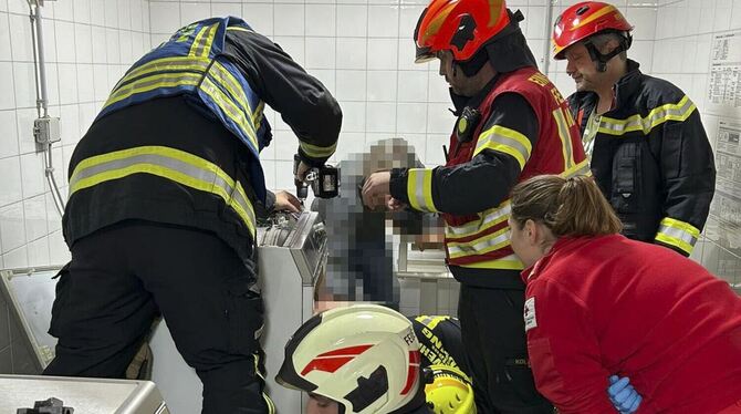 Feuerwehr befreit 13-Jährige aus Wäschetrockner Feuerwehr befreit 13-Jährige aus Wäschetrockner