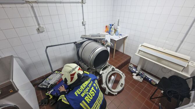Feuerwehr befreit 13-Jährige aus Wäschetrockner Feuerwehr befreit 13-Jährige aus Wäschetrockner